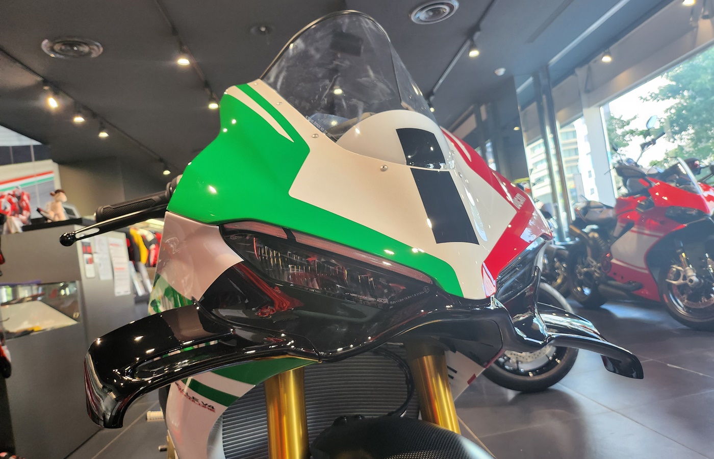 Panigale V4 Tricolore 展示中です！！