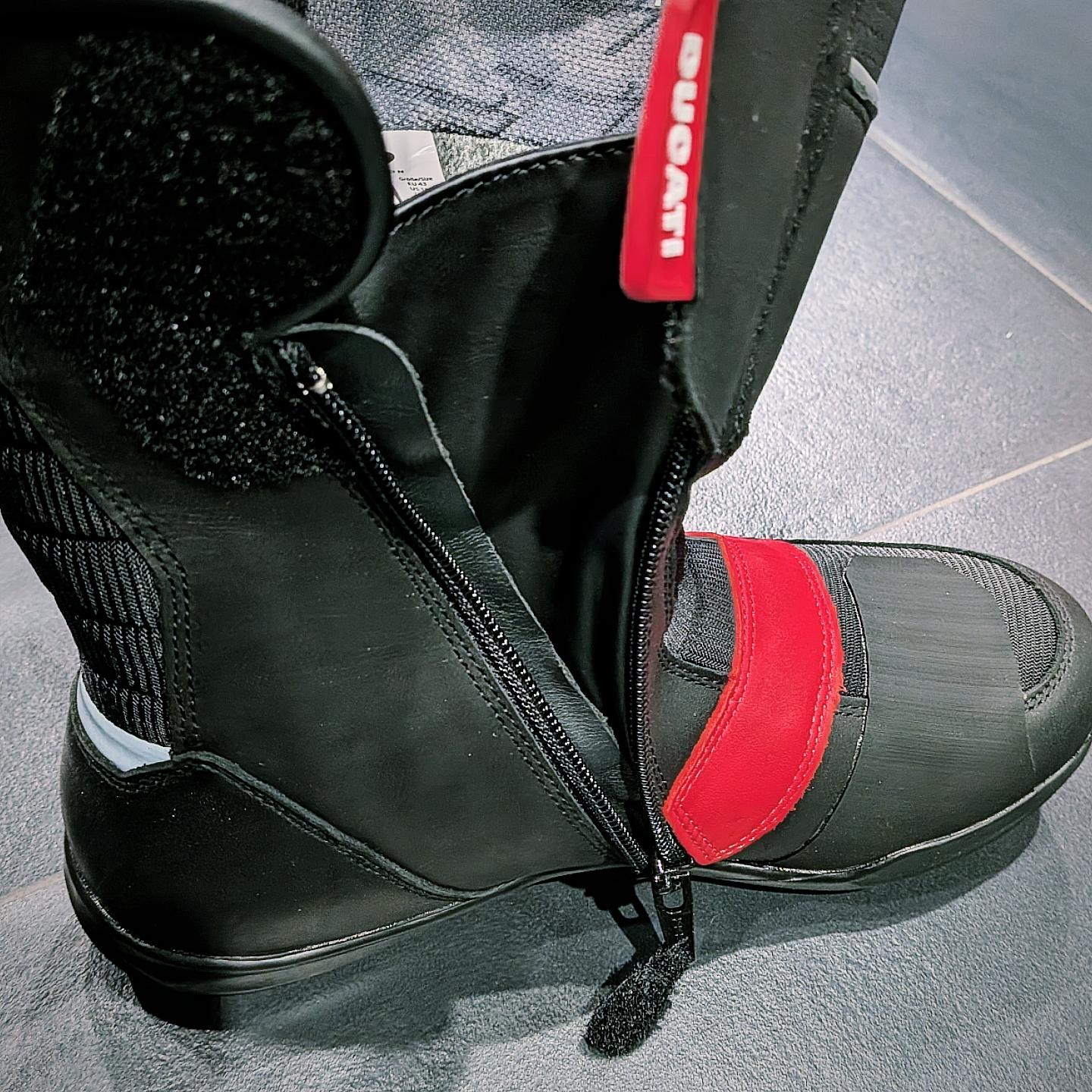 サイズ42 ドゥカティ・ストラーダC2ツーリングブーツ ドゥカティ・ストラーダC2ツーリングブーツサイズ42 バイク用品