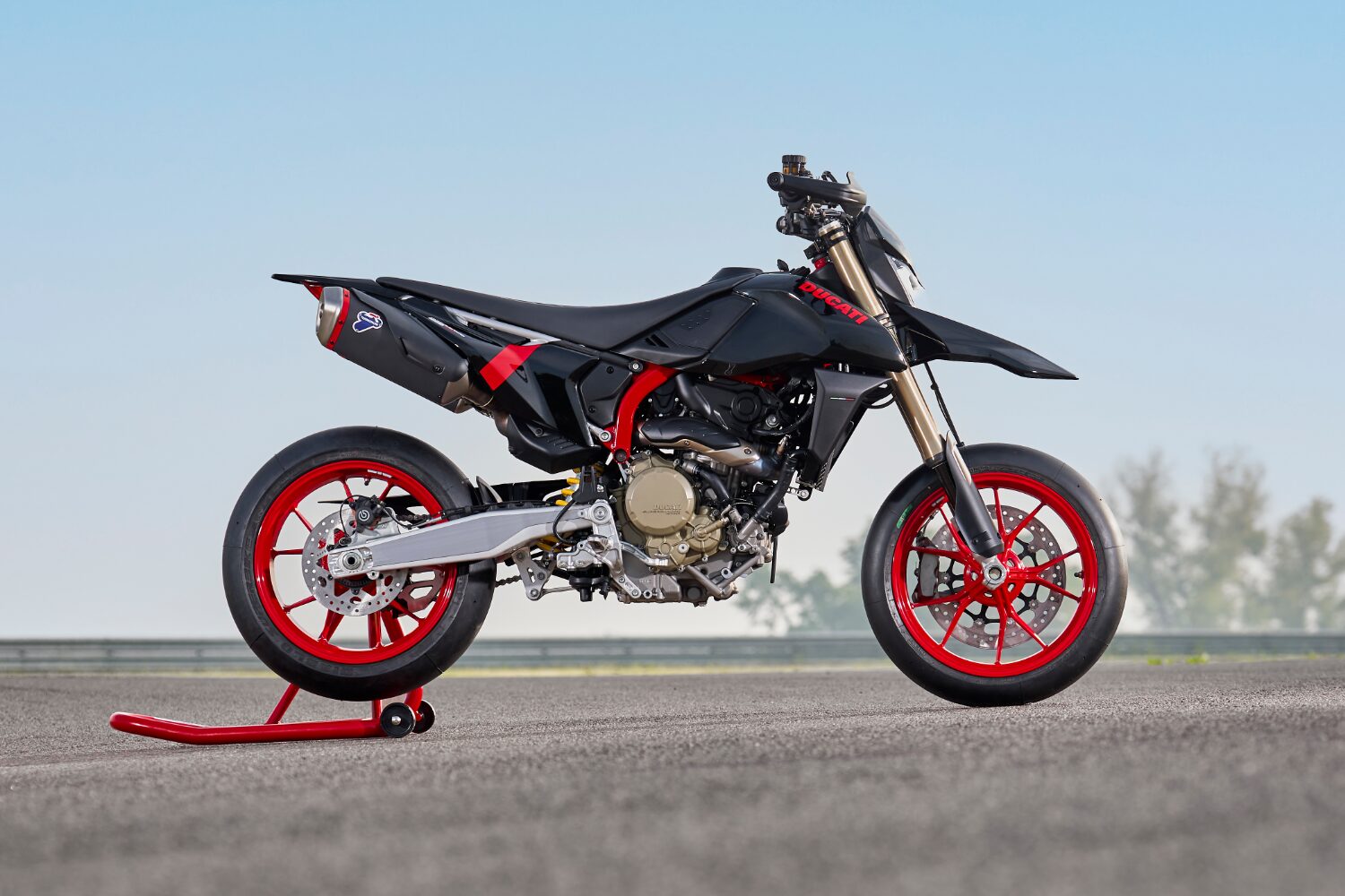 【Hypermotard 698 Mono にオールブラックの「Nera」が登場】