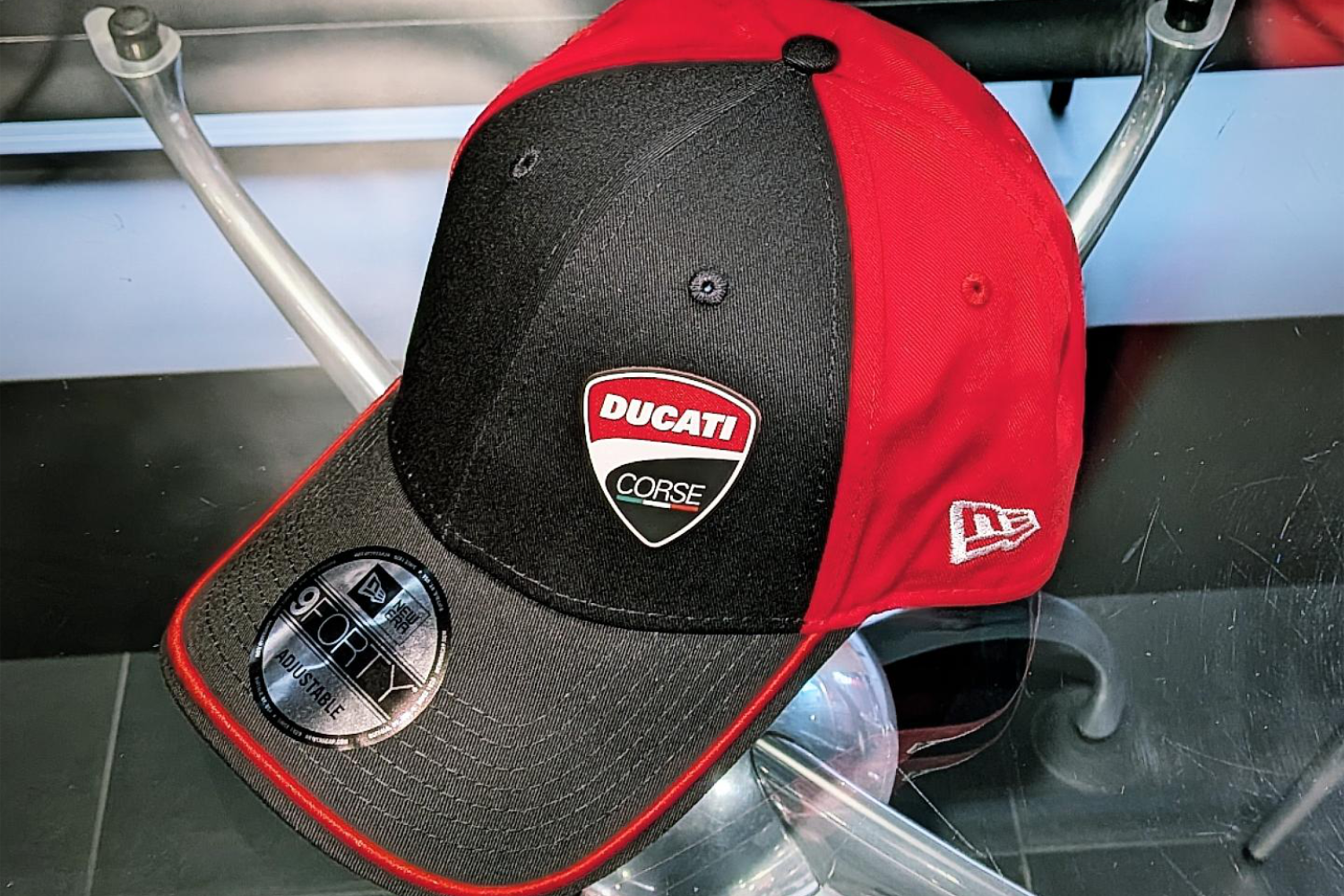 新作Newera×Ducatiのコラボレーションキャップ